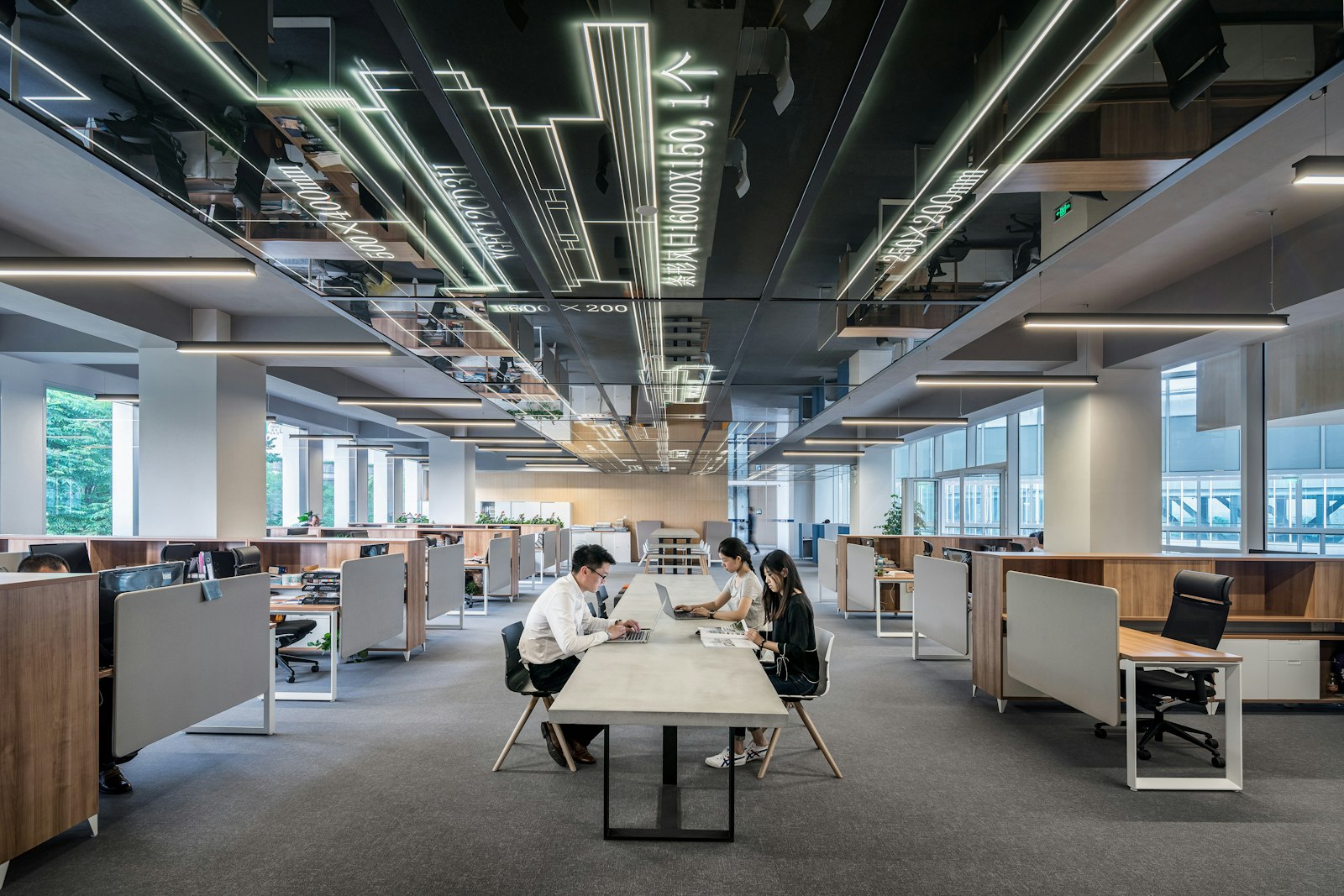 Equipo de ingeniería trabajando en un espacio de trabajo moderno